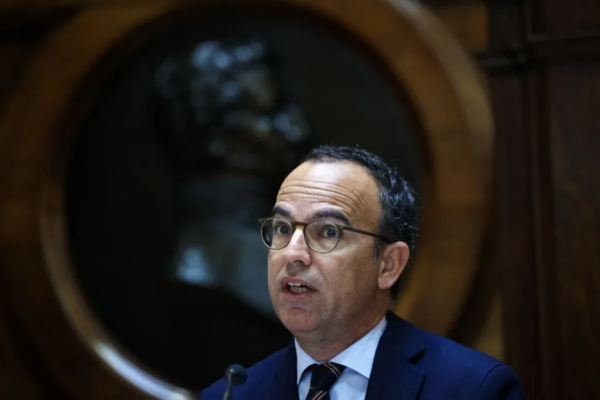 Cheque-livro será de 20 euros para 200 mil jovens a partir de 2024