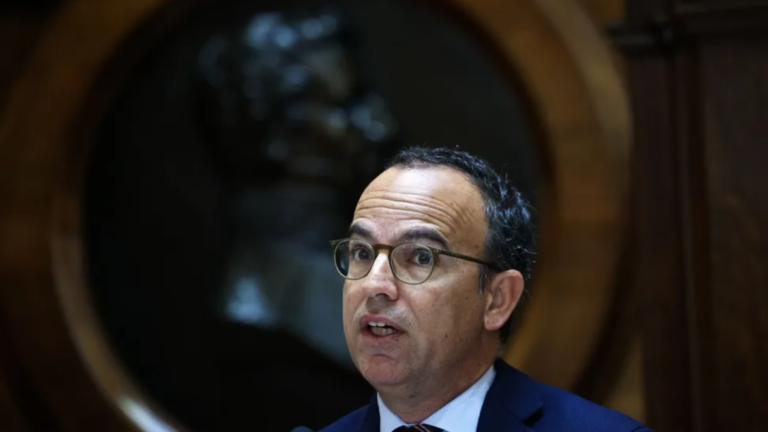 Cheque-livro será de 20 euros para 200 mil jovens a partir de 2024